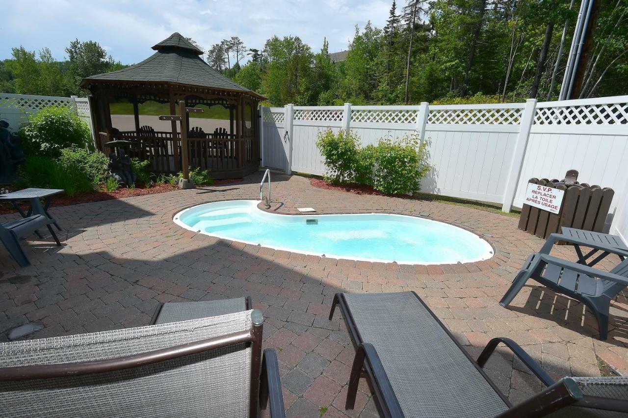 Les Pavillons Du Petit Manoir Du Casino Hotell La Malbaie Exteriör bild